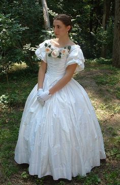 ballgown with bertha | Click on pictures for larger view . 1800s Gown, Southern Belle Wedding, Old Gowns, Poofy Skirts, Victorian Dress Pattern, 1800s Dresses, Historic Dresses, Graceful Lady, Vivian Leigh