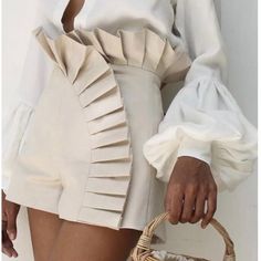 New, Never Worn. Size Medium. High Ruffle Waist. Back Zip Closure. Short Elegantes, Afrikaanse Mode, Female Clothing, High Waist Bottoms, Pleated Shorts, Clothing Outfits, Elegant Fashion, Ruffle Hem, Trend Setter