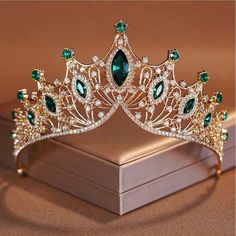 Baroque Style Crown Elegant Bright Rhinestone Queen Tiara Weddingbride Hair Ornament Crown Party Princess Headdress New With Tag. Perfect For Any Party Occasion, Wedding, Bridal, Sweet 15th And More. Details Color: Green Style: Casual, Elegant Material: Zinc Alloy Size & Fit Product Measurements In Size Height Width One-Size 3.1 5.9 Princess Tiaras Aesthetic, Quinceanera Crowns Gold And Green, Emerald Green Crown, Pretty Crowns, Fantasy Tiara, Princess With Crown, Fantasy Crowns, Princess Headdress, Wedding Bride Hair