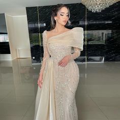 Gönnen Sie sich Luxus und Eleganz mit dem fuchsiafarbenen Abendkleid Dreamy Vow 2024 Luxury Dubai. Das aufwendige gewellte Design und der atemberaubende Überrock verleihen diesem Kleid mit hohem Schlitz einen Hauch von Glamour, perfekt für jeden formellen Anlass. Tauchen Sie mit diesem exquisiten, arabisch inspirierten Kleid in die reiche Kultur Dubais ein. Crystal Mermaid, Arabic Wedding, Yellow Evening Dresses, Grey Evening Dresses, Champagne Evening Dress, Gold Evening Dresses, Green Evening Dress, Mermaid Evening Dress, Arab Wedding