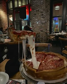 food, aesthetic, pizza, dinner, winter, dark acedemia Cheese Pull, Plats Healthy, Chicago Pictures, Chicago Pizza, Chi Town