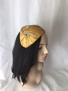 This vintage inspired gold pleated silk dupioni half hat fascinator with gold and silk rhinestone trim. This gold headpiece is perfect to wear as a bridal Juliet Cap, women's formal church hat, derby style tea parties, mother of the bride hat, wedding guest hat or any other special occasion. Please note this is handmade by order and so the pleating maybe slightly different from the one shown. We pride ourselves on making sure you receive a beautifully designed headpiece that's truly yours. Easy Hat Wedding Guest, Kate Middleton Hats, Gold Fascinator, Wedding Hats For Guests, Mother Of The Bride Hats, Juliet Cap, Black Fascinator, Gold Headpiece, Hat Wedding