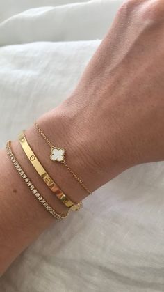 Gold Bracelets Stacked, Preppy Jewelry, Wrist Jewelry, Luxe Jewelry, Dope Jewelry, Gold Bracelets, Jewelry Fashion Trends, Classy Jewelry, Jewelry Essentials