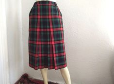 Materials: plaid tartan spring skirt 70s does 40s-50s checkered skirt, 42 size, pleated skirt, classic tartan midi skirt, college british style skirt, spring skirt, secretary skirt. 30% viscose, 70% polyester and lining is polyester. Have twoo pockets. Measurements laying flat : waist :38 cm (15 inches) hips :51cm (20 inches) total lenght :72 cm (28,5 inches) Classic Pleated Plaid Skirt, Vintage Plaid Full Skirt, Vintage Pleated Plaid Skirt, Vintage Plaid Skirt For School, Vintage Plaid Pleated Skirt For Fall, Retro Plaid Skirt For Work, Retro Plaid Knee-length Skirt, Retro Knee-length Plaid Skirt, Vintage Plaid Skirt For Work