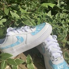 - Auténtico, completamente nuevo en caja.  
  - 100% hecho a mano a la perfección .❤️  
  - Cada par es único y único .🌷  
  - Impermeable y a prueba de rayones.😊 Blue Low-top Sneakers For Gift, Black Air Force 1, All White Sneakers, Custom Air Force 1, Shoe Company, Custom Nikes, Unisex Shoes, Purple Butterfly, Shoe Print