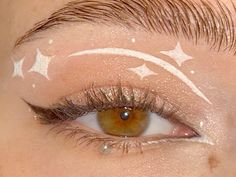 Black eyeliner with white stars Christmas Eye Looks Simple, White Eyeliner Makeup Aesthetic, Cute Star Makeup, New Years Eyeliner, Indie Eye Makeup, Eyeliner Art Creative, Eyeshadow With White Eyeliner, White Star Makeup, Eyeliner With White