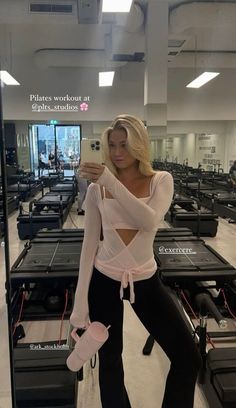 Pink Pilates Aesthetic Outfits, Fall Pilates Aesthetic, Pink Yoga Outfit, Pilates Girl Era, Dark Pilates Princess, Winter Pilates Outfit, Pilates Workout Outfit, Pilates Outfit Aesthetic, Yoga Outfit Aesthetic