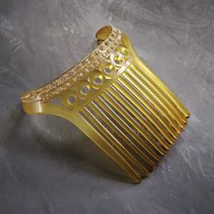 This is a nice one... A vintage art deco comb made of curved blond celluloid with rhinestone inserts. Very good condition, no stones missing. Wearable and collectible! Total height 9 cm Front height 7.5 cm Total width 9 cm teeth width 8 cm Additional purchases travel free More delights on https://www.etsy.com/au/shop/Seraii Horn Hair, Decorative Hair Combs, Travel Free, Art Deco Hair, Hair Jewellery, Hair Adornments, Wedding Hair Accessories, Vintage Art Deco, Hair Comb