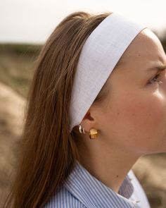 Maintain a natural look with the 100% linen headband. The linen fabric, a natural fiber, is breathable and highly absorbent, making it an ideal choice for a comfortable and chic headband.🤍🌱 Crafted in our atelier in the Netherlands, this headband is designed for a loose fit, available in 3 different sizes. 🤍 The headband is made of 100% linen  🤍 Choose between size s,m,l (please have a look at the size chart at the featured images) 🤍 Super soft and stretchy, made to fit any size head 🤍 Per Cheap White Cotton Headband, Linen Headband, Headband Crafts, Chic Headband, Eco Friendly Accessories, Yoga Headband, Bad Hair Day, Turbans, Natural Look