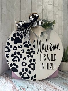 It’s Wild In Here Dog Lover Door Hanger - Willow Love Bug Designs Dog Door Signs House, Its Wild In Here Door Hanger, Cowboys Door Hanger, Pet Door Hangers, Wood And Vinyl Projects, Cute Door Hanger Ideas, Cricket Signs Ideas, Small Door Hangers, Door Hangers Wooden Christmas