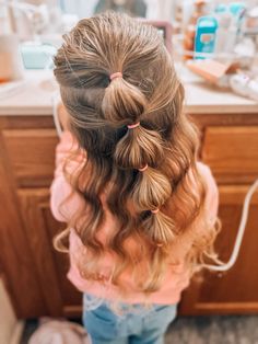 Single bubble braid with waves Easy Creative Hairstyles, Kid School Hairstyles, Tiny Bubble Braids, Hairdos For Girls Kids, Thanksgiving Kids Hairstyles, Kids Shoulder Length Hairstyles, Long Hairstyles Girls Kids, Girls Christmas Hair Ideas, Fun Girls Hairstyles