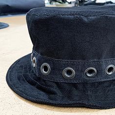 Marc Vachon Has For Decades Outfitted Hollywood’s Notables, And In Particular Rock And Roll Legends Like Slash, Dave Navarro, And Duff Mckagan. His Pieces Have A Unique Style That Are Visually Exciting To Compliment Their Fine Luxury Heritage. This Piece Is In New, Unworn Condition. The Black Baby Corduroy Gives This Hat The Perfect Contrast And The All Black Grommets Really Make This Hat Pop! This Hat Is A Size Large To X-Large. Size L / Xl Has A Stretchy Interior, Which Can Accommodate Approx. Decades Outfits, Mens Beret, Bubba Gump Shrimp, Dave Navarro, Driving Cap, Pabst Blue Ribbon Beer, Duff Mckagan, Pabst Blue Ribbon, New Era Fitted