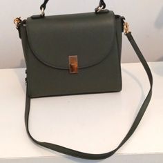 Hunter Green Tote Crossbody Bag New Without Tags Classic Green Shoulder Bag With Silver-tone Hardware, Aldo Handbags Black, Aldo Handbags, Green Crossbody Bag With Anti-theft Pocket, Aldo Purses, Green Crossbody Box Bag With Gold-tone Hardware, Modern Green Shoulder Bag With Silver-tone Hardware, Aldo Bags, Green Tote