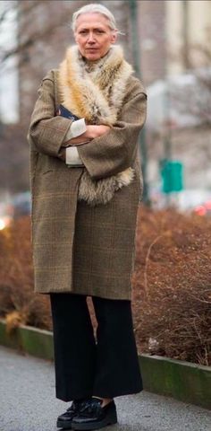 She Is The One, Street Style Blog, Editor In Chief, Granny Chic, Ageless Style, Style Coat, Advanced Style, Chic And Elegant, Old Woman