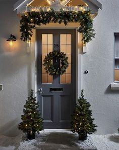 Christmas Decorations Lights Indoor, Front Christmas Lights, Outside Lighting Ideas Christmas, Outdoor Christmas Ideas Porch, Simple Christmas Outdoor Decorations, Simple Christmas Outside Decor, Christmas From Door Decor, Front Of House Christmas Lights, Christmas Front Door Lights