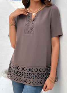 #shortsleeve #split #stylish #party #modern #casual #short #hem #lace #patchwork #lightcoffee #tshirt #stylishblouse #casualblosue Sewing Necklines, Patchwork Shorts, Womens Trendy Tops, Trendy Tops For Women, Lovely Tops, Pleated Blouse, Fashion Project, Plaid Blouse, Short Sleeve Tunic