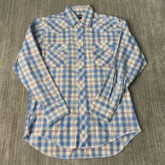 Vintage 80s Wrangler Two Pocket Plaid Pattern Pearl Snap Cowboy Style 1980s Fashion Basic Blue Button Up Collar Shirt Extra Large Mens *Z10 Condition:  Excellent Used Condition  = No Flaws Measurements: Please see photos above for all measurements IF YOU BUY TWO OR MORE ITEMS USE THE CODE BUNDLE @ CHECK TO SAVE 20% WE SHIP WITHIN 24 HOURS AFTER PURCHASE! Please be aware that we do not offer free returns!! The Buyer is responsible for the cost of the return label. Follow us on TikTok & Instagram @findsnostalgic and tag us in your finds Blue Tops With Pockets For Ranch, Blue Tops With Snap Buttons For Rodeo, Retro Blue Tops For Rodeo, Blue Retro Tops For Rodeo, Blue Shirt With Pockets For Rodeo, Blue Snap Button Tops For Rodeo, Vintage Blue Tops For Rodeo, Blue Snap Button Top For Rodeo, Blue Vintage Western Style Tops