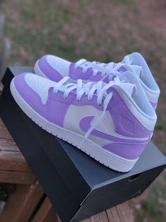 Purple Nike Shoes, Nike Shoes Women Fashion, Basket Style, Nike Shoes Girls, Nike Fashion Shoes, Preppy Shoes, Jordan Shoes Girls, Pretty Shoes Sneakers, Jordan Shoes Retro