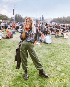 Festival Streetwear Outfit, Edgy Music Festival Outfit, Music Festival Fall Outfits, Picnic Day Outfit Winter, Festival Outfits Alternative, Sylvan Esso Concert Outfit, Concert Outdoor Outfit, Cold Music Festival Outfit, Festival Cold Outfit