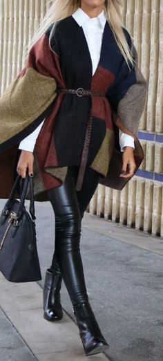 Poncho Outfit, Jeans Trend, Outfit Chic, Outfit Trends, New Fashion Trends, Fall Fashion Trends, Fall Fashion Outfits, Fashion Mode