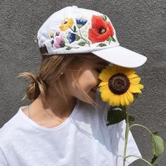 15 Prendas bordadas para un toque primaveral en tu armario Custom Embroidered Hats, White Baseball Cap, Festival Hat, Floral Hat, Favorite Flower, Hat Embroidery, Embroidered Hat, Denim Hat