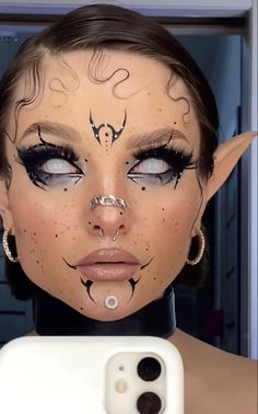 Lilith Inspired Makeup, Cute Demon Makeup, Complex Makeup Looks, Hard Makeup Looks, Makeup Looks Artistic, Cute Alien Makeup, Fairy Inspired Hair, Halloween Costumes Alien, Alien Makeup Halloween