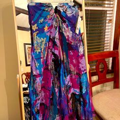 Has Beautiful Colors, Never Been Worn, And In Perfect Condition. Strapless Summer Dress, Gold Cocktail Dress, Strapless Evening Dress, Strapless Bodycon Dress, Black Strapless Dress, Maxi Gown Dress, Silk Gown, Beaded Gown, Navy Midi Dress