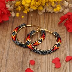 Earrings Native American, Beaded Earrings Native, Simple Hoop Earrings, Crochet Earrings Pattern, Beadwork Designs, Dainty Hoop Earrings, Beaded Earrings Diy, Native American Beaded Earrings, Brick Stitch Earrings