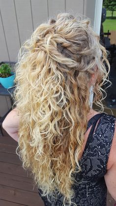 Wavy Curly Half Up Half Down, Half Updo Curly Hairstyles, Bridesmaid Half Up Half Down Hair Naturally Curly, Wedding Hair Down Curly Natural, Natural Curly Hair Half Up, Curly Hair Styles Updo Half Up, Hairstyle Curls Wedding, Half Updo Curly Hair Natural