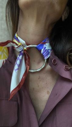 Fashion • Instagram Scarf Wearing Styles, Fashion Minimal, Scarf Knots, Streetstyle Fashion, Classy Jewelry, Scarf Tying, Influencers Fashion, Summer Scarves, Gameday Outfit