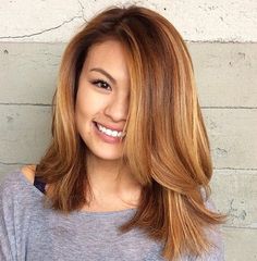 Shoulder Haircuts, Lob Haircut Layered, Bob Hairstyles For Round Face, Medium Haircuts, Thick Wavy Hair, Medium Layered, Famous Personalities, Medium Hairstyles