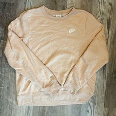 Size M Light Pink Never Worn Comfy, Light, And Soft Crewneck Smoke And Pet Free Household Hoodies Womens Nike, Nike Sweater Women, Nike Hoodies For Women, Black Zip Hoodie, Xmas Wishlist, White Windbreaker, Tops Nike, Nike Crewneck, Athleisure Women