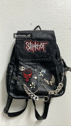 Grunge Bookbag, Grunge Bags For School, Goth Backpack Diy, Punk Metal Outfits, Backpack Decoration Ideas Grunge, Punk Bag Diy, Metalhead Backpack, Alt Backpack, Emo Backpack