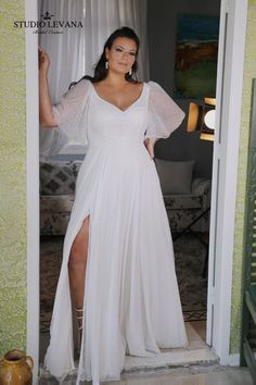 Plus Size A line Glitter Wedding Gown with Optional Sleeve For Curvy Brides Plus Size Wedding Dresses Curvy Bride, Classy Elegant Wedding Dress, Whimsical Wedding Dress, Studio Levana, Plus Size Brides, Wedding Dress Plus Size, Timeless Wedding Dress