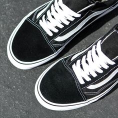 Vans Men Old Skool (black / white) Classic Low-top Skate Shoes With Laces, Streetwear Canvas Shoes With Elastic Laces, Canvas Shoes With Elastic Laces For Streetwear, Elastic Lace-up Skate Shoes For Skateboarding, Streetwear Canvas Shoes With White Sole And Elastic Laces, Elastic Lace Skate Shoes For Skateboarding, Classic Low-top Canvas Shoes For Streetwear, Urban Lace-up Canvas Skateboarding Shoes, Canvas Skate Shoes With Laces For Skateboarding