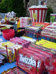 For when we have a home...I want to have a movie night at the house. This would be fun for a grown folks date night. Movie Night Party Ideas, Outdoor Movie Night Party, Night Party Ideas, Outdoor Movie Party, Movie Night Birthday Party