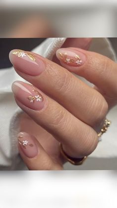 Cute Subtle Nail Designs, Wedding Dip Manicure, Neutral Graduation Nails, Nails For Indian Wedding, Nails With Mehendi, Birthday Nails Classy Short, Neutral Floral Nails, Gold Flower Nails, Fall Nail Inspo Coffin