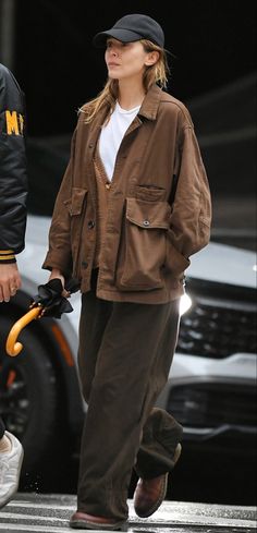 Elizabeth Olsen Outfits, Elizabeth Olsen Style, Elizabeth Olsen, Closet Fashion, Warm Outfits, 가을 패션, Look Cool, Jacket Outfits