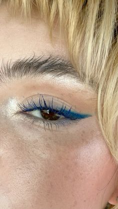 Blue Makeup Eyeliner, Blue Summer Makeup, Blue Eyeliner Makeup Blue Eyes, Bright Blue Makeup, Blue Eyelashes Makeup, Blue Lashes Makeup, Blue Concert Makeup, Indigo Eyeliner, Simple Blue Eyeliner