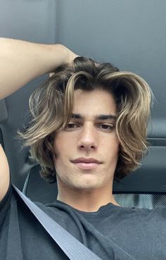 Men’s Middle Length Hair, Men’s Medium Length Layered Hair, Flow Hair Styles For Men, Long Layered Guy Hair, Hairstyles For Guys With Medium Hair, Mens Long Hair Highlights, Surfer Hair Men Medium, Haircuts For Longer Hair Men, Surfer Hair Highlights Men