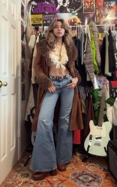 Hippy 70s Fashion, 70s Fashion Woman Outfit Ideas, How To Dress Like The 70s Fashion, 70s Rockstar Outfit Women, 70s Flannel Outfit, 70s Earth Tones Outfit, Almost Famous Inspired Outfits, 70s And 80s Outfits, 70s Winter Style