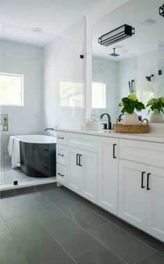 bathroom design wet room Bathroom With Black Tub, Home Ideas Bathroom, Black Tile Bathrooms, Modern Bathroom Design Ideas, Black Tub, Grey Bathroom Tiles