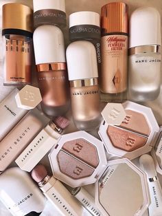 #makeupflatlay #makeup Makeup Aesthetic Products, Aesthetic Products, Alat Makeup, Natural Hair Treatments, Makeup Aesthetic, Organic Cosmetics, Natural Moisturizer, Luxury Makeup, Fenty Beauty