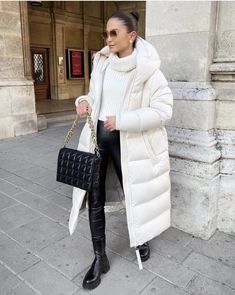 White Parka Outfit, Puffer Coat Street Style, Long Puffer Coat Outfit, Puff Jacket Outfit, Long Puffer Jacket Outfit, Long Jacket Outfit, Puffer Coat Outfit, White Long Jacket