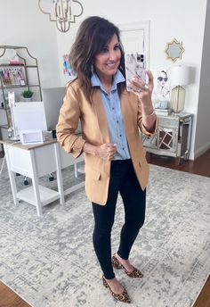 Tan Blazer Outfits Women, Camel Blazer Outfits Women, Sweater Blazer Outfit, Ways To Style A Sweater, Zapatos Animal Print, Leopard Shoes Outfit