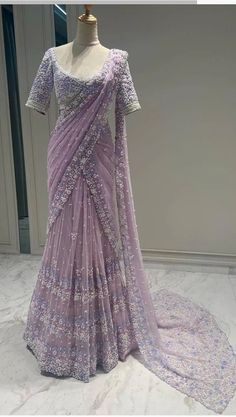 Saree Party Wear, Saree Traditional, Desi Outfits, Sari Design, Saree Bollywood, Pearl Work, Gaun Fashion