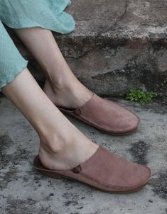 Casual Flats With Soft Sole, Casual Flat Mules With Leather Sole, Casual Leather Mules With Low Heel, Casual Flats With Leather Sole And Low Heel, Casual Flats With Stitched Sole And Low Heel, Casual Low Heel Mules With Leather Sole, Casual Mules With Low Heel And Leather Sole, Flat Slippers For Spring, Spring Slippers With Leather Sole And Round Toe