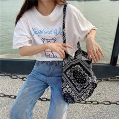 SPECIFICATIONSBrand Name: dawndessloHandbags Type: Shoulder BagsTypes of bags: Shoulder & HandbagsMain Material: POLYESTERLining Material: COTTONShape: Casual TotePlace Of Origin: HE BEI ProvincePlace Of Origin: HE BEI ?ProvinceOrigin: Mainland ChinaCN: HebeiPattern Type: GeometricGender: WOMENStyle: NATIONALNumber of Handles/Straps: twoChoice: yessemi_Choice: yes