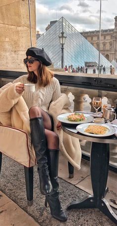 France Outfits Winter, Paris Trip Outfits, Traveling Goals, Outfits Paris, Parisian Outfits, Paris Travel Photography, Paris Winter, France Outfits, Paris Girl