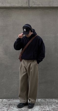 5’7 Men Style, Winter Outfits Ideas Men, Aesthetic Men Outfits Winter, Dark Tone Outfit, La Street Style Mens, Minimalist Men’s Style, Vintage Outfits Men Winter, Men Winter Fashion 2024, Outfits Sport Elegante Hombre